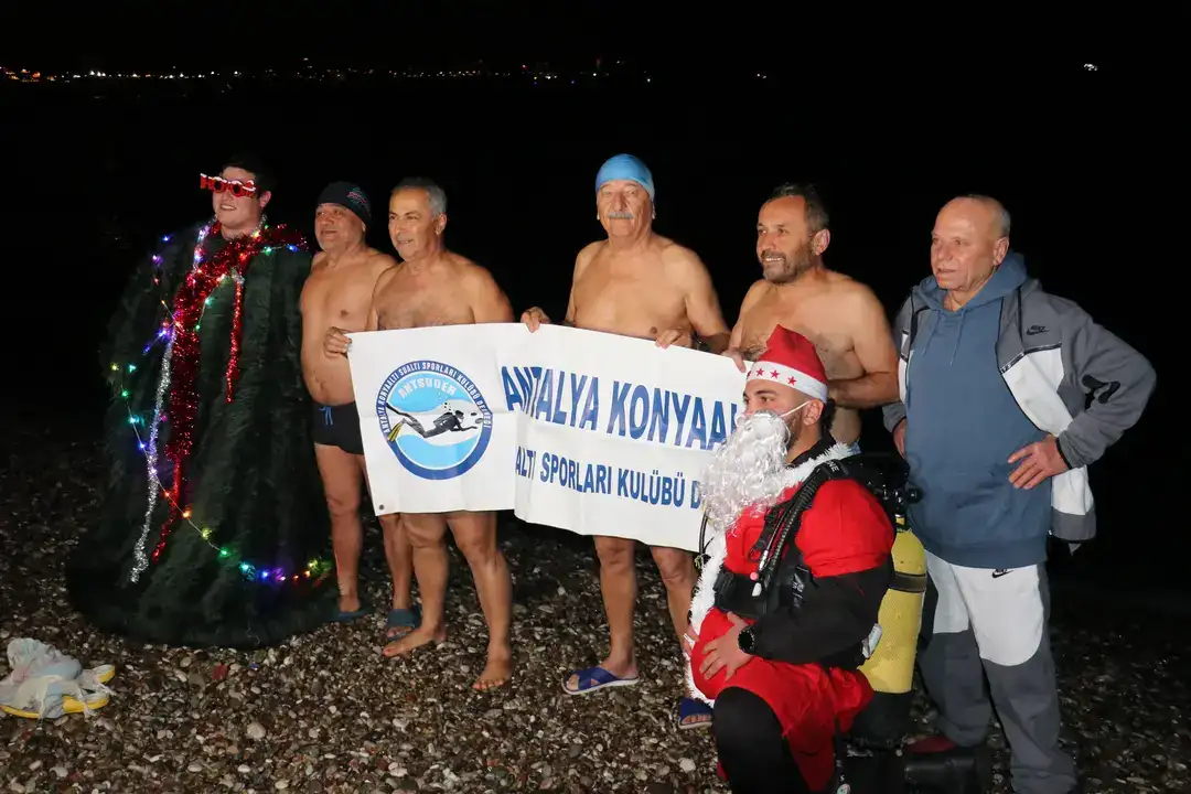 Antalya’da 2026 Yılını Denizde Karşıladılar 2